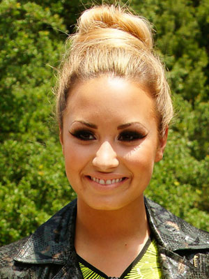 demi-lovato-bun-acuvue-interview-kac-081512