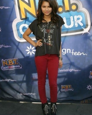 RADIO-DISNEY-S-N-B-T-NEXT-BIG-THING-CONCERT-TOUR-15-OCTOBER-2011-zendaya-coleman-26111055-321-400