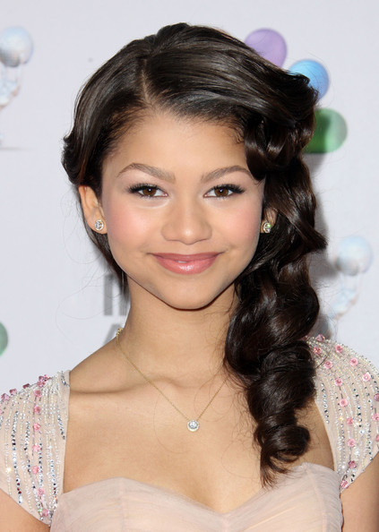 Zendaya+Coleman+Updos+Side+Swept+Curls+CRK2hdTr_GKl